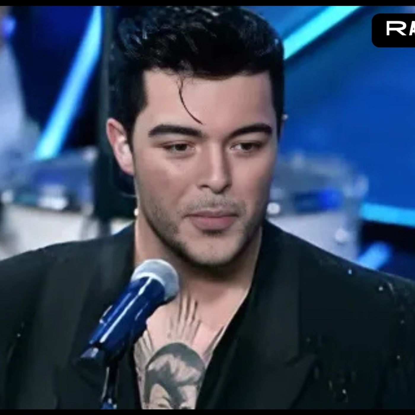 Tu con chi fai l’amore - The Kolors (Testo Sanremo 2025) Recensione di Radio Puggini episode artwork