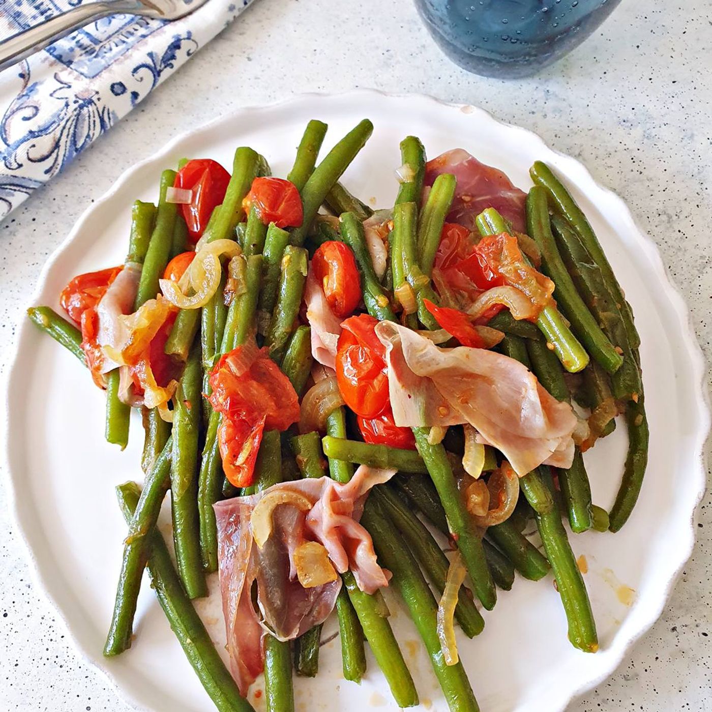 Fagiolini saltati con pomodorini e prosciutto crudo