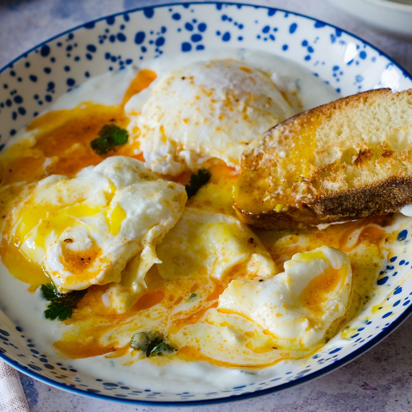 Uova alla turca con yogurt alle erbe (Çılbır) episode artwork