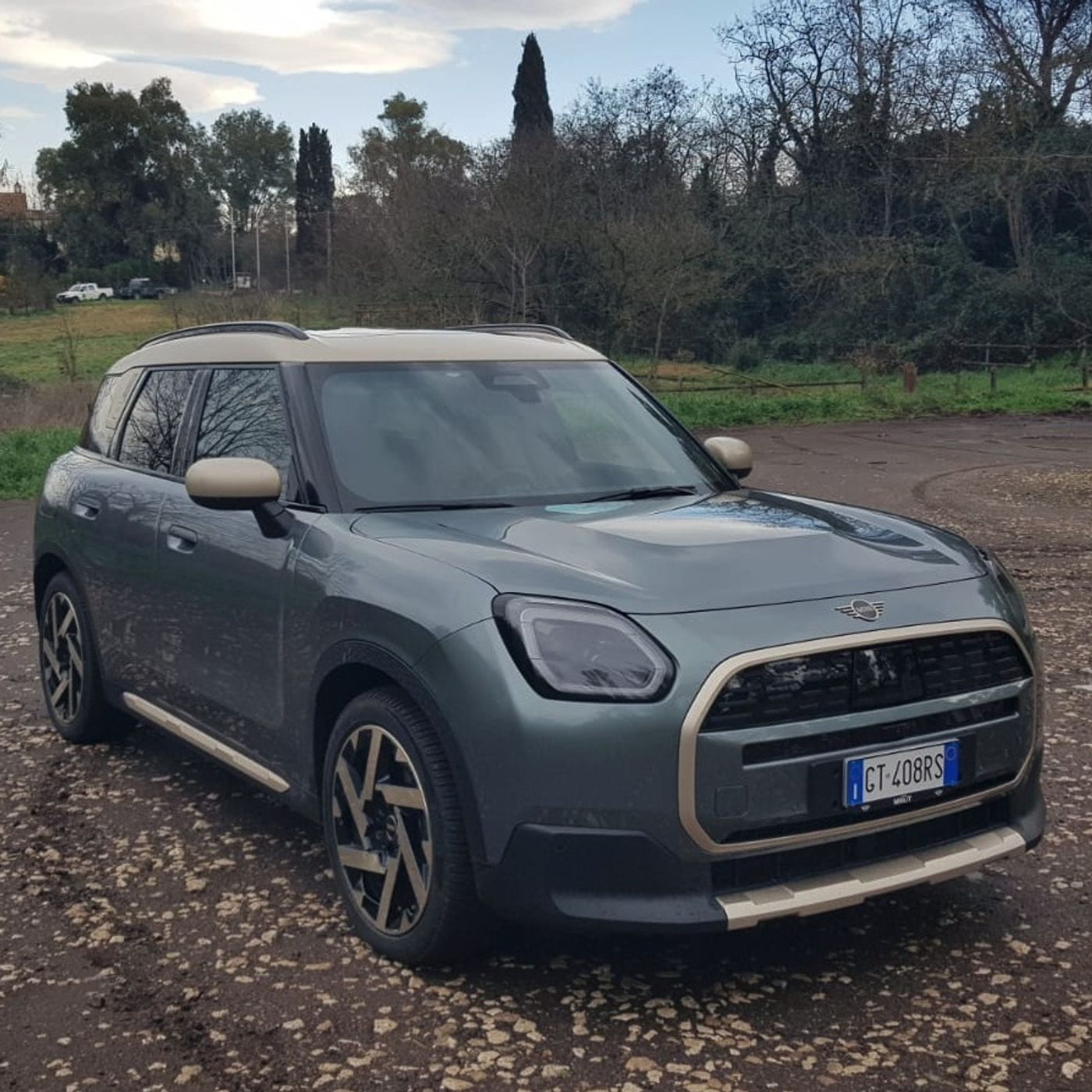 MINI Countryman E: più grande, più connessa, elettrica ma sempre MINI episode artwork