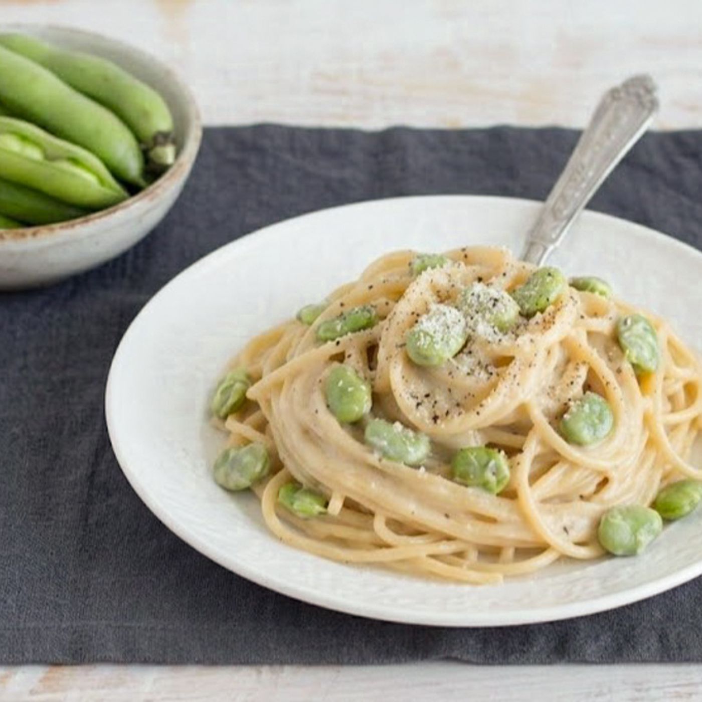 Spaghetti cremosi fave e pecorino: la ricetta primaverile pronta in 20 minuti