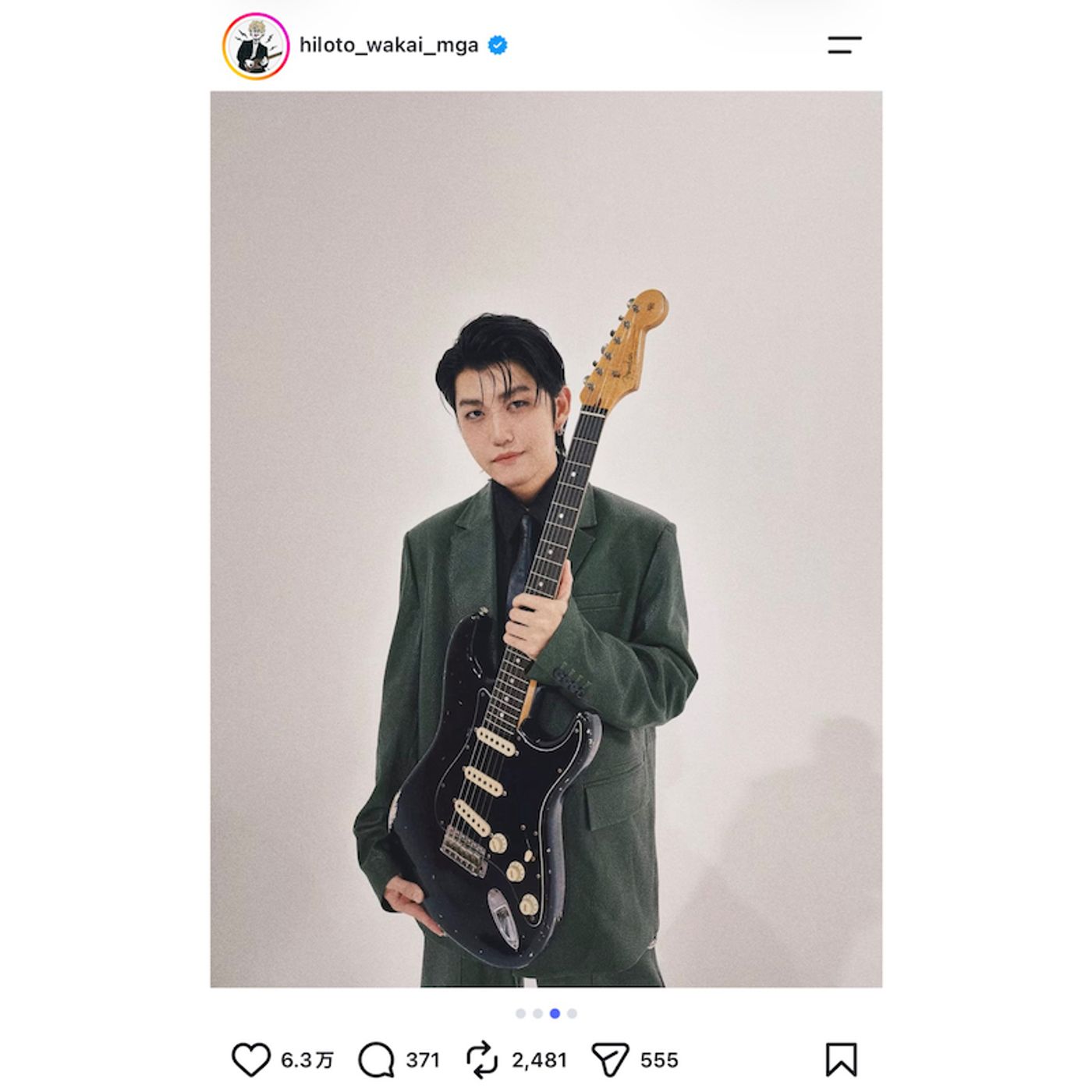 ミセス 若井滉斗、レザースーツでギターを抱えた表紙撮影オフショット　「またイケメンになっちゃって」「スタイル良すぎ」