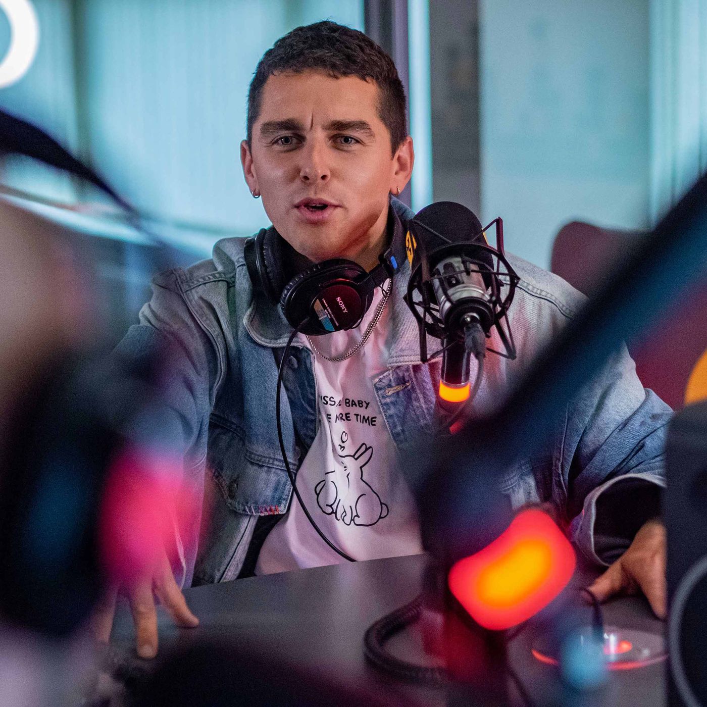 RADIOCENTRO POKALBIAI: Donatas Montvydas apie dainą ir atsakymai į DI klausimus episode artwork