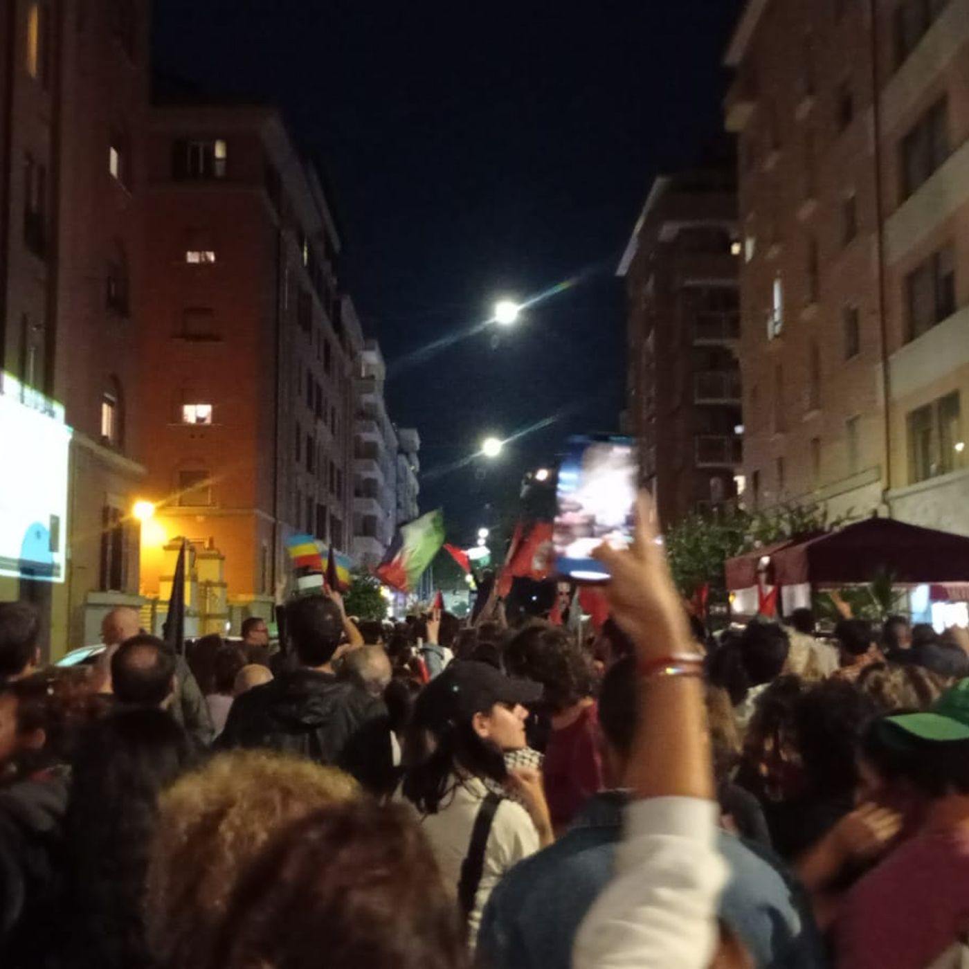 #815 Scontro di civiltà per una ciclabile a via Panama, walkie talkie e altre storie di Roma episode artwork