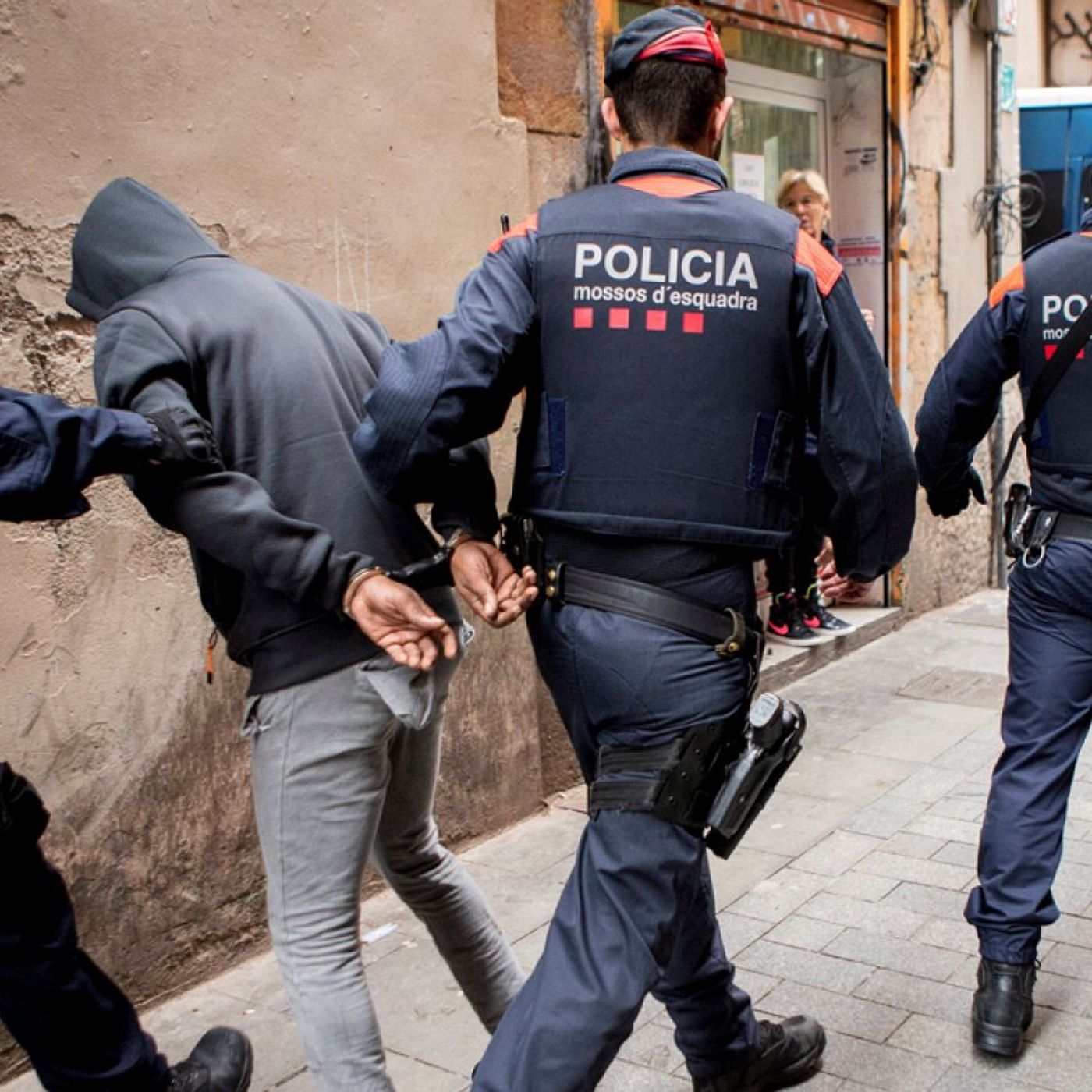 Editorial de Llamas. Inmigrantes que delincan y vivan de paguitas, fuera de España