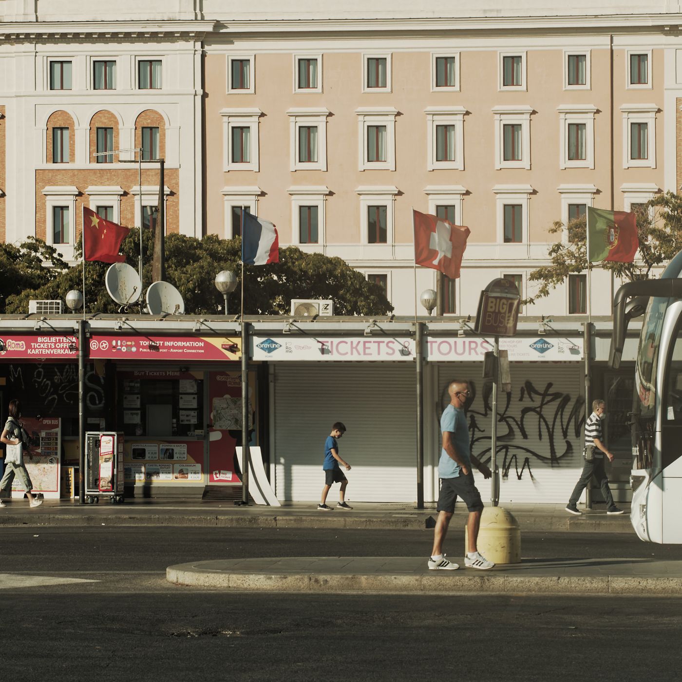 #447 Blitz della destra sul Teatro di Roma, solo B&B in centro, ancora spari nella notte e altre notizie episode artwork