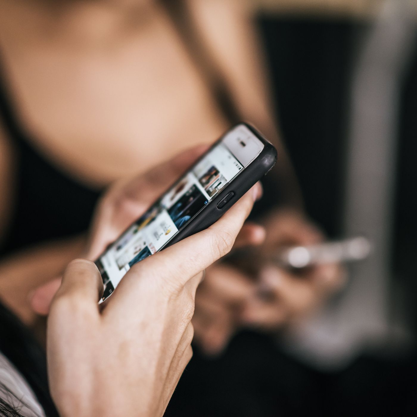 Save the Children alerta del peligro de la autoexposición en redes: "Parece que empodera, pero replica dinámicas de pornografía" episode artwork