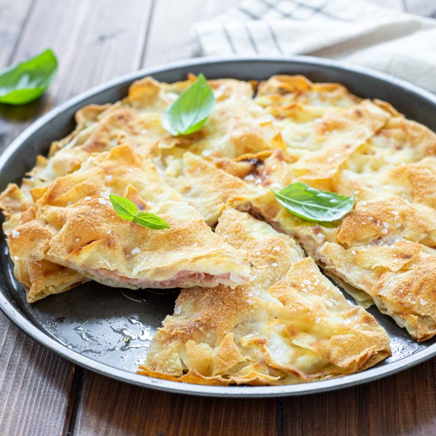 Focaccia di pane carasau con stracchino e prosciutto episode artwork