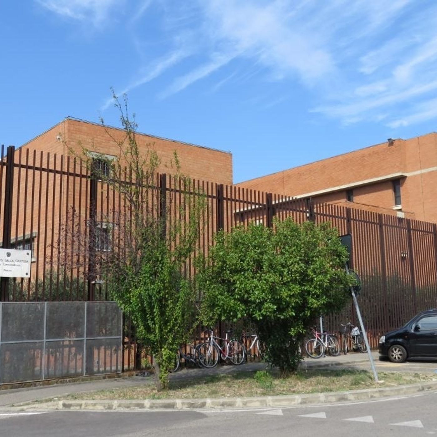Carcere di Prato a porte aperte: telefonini e stupefacenti lanciati coi palloni