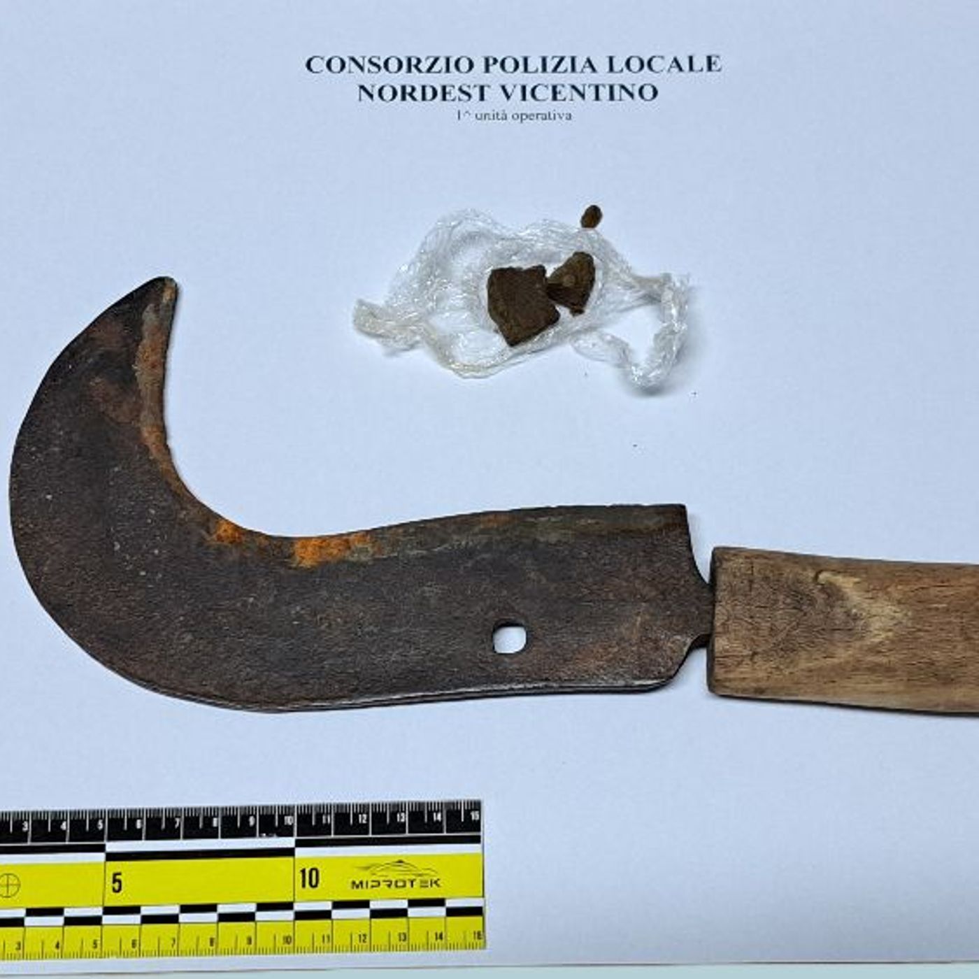 Nascondeva cannabis e aveva una roncola da 32 cm addosso: denunciato minorenne episode artwork