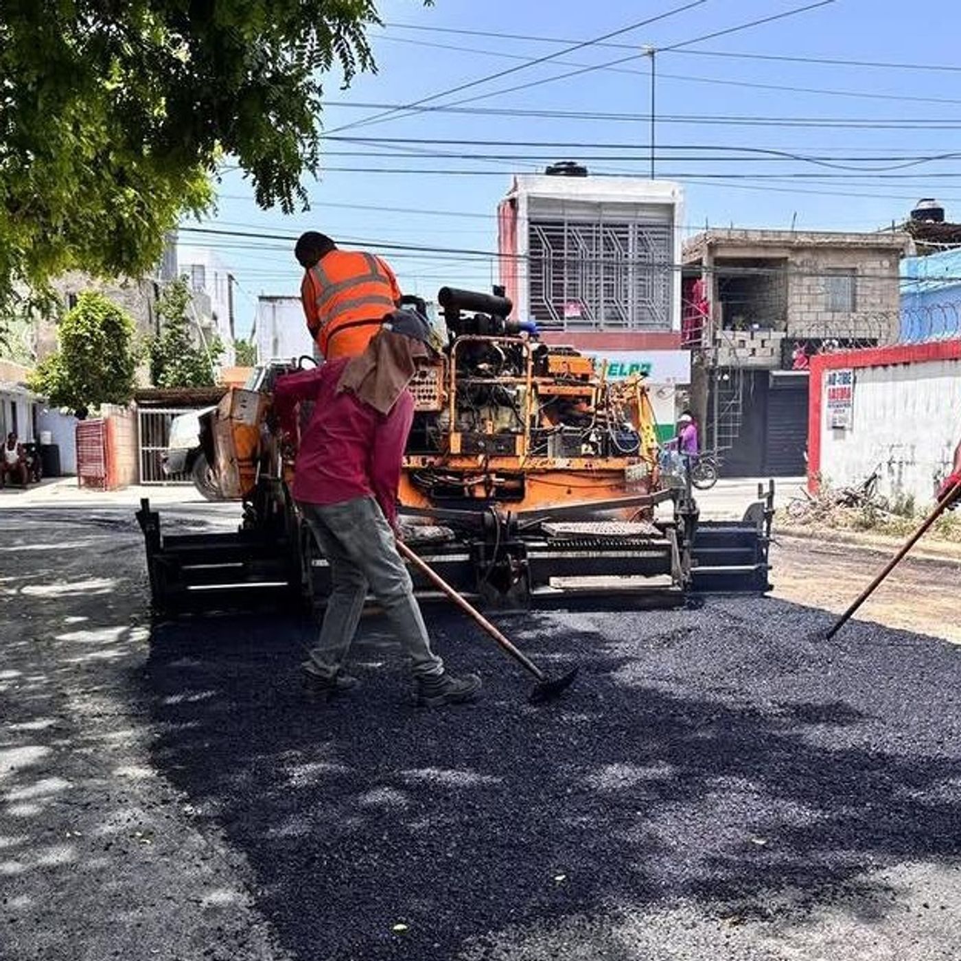 Suspenden suministro de asfalto en Villa Visán, tras detectarse que comunitarios pagaban a las brigadas de aplicación.