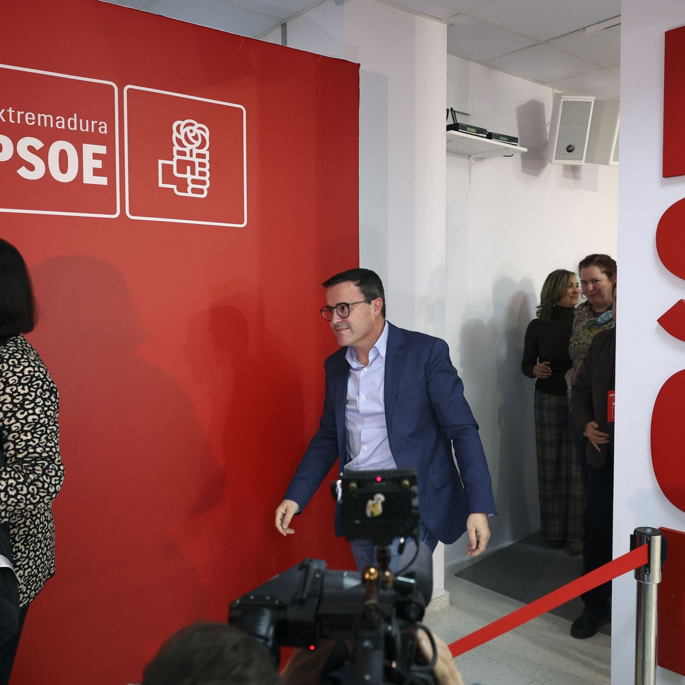 El día en 15 minutos: Miguel Ángel Gallardo dimite como líder del PSOE de Extremadura, pero no suelta el acta