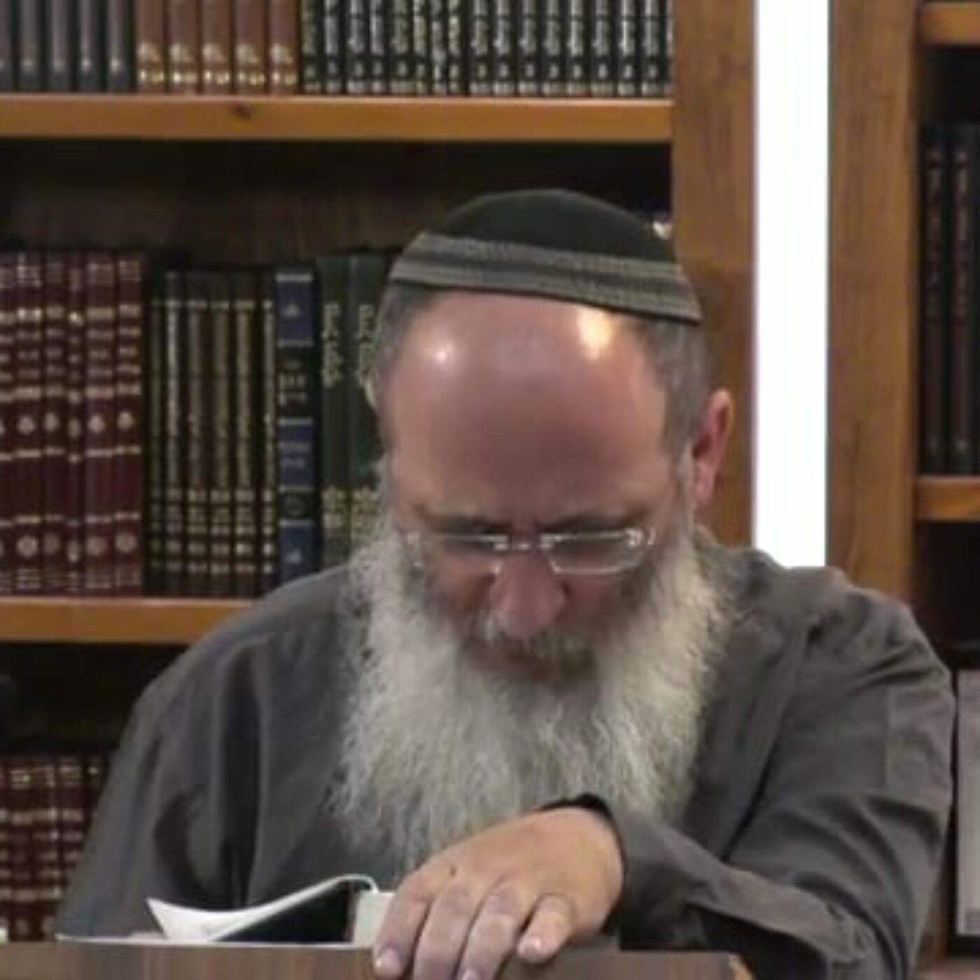 מדוע יצחק אבינו נולד בהיות אברהם אביו בן מאה דווקא ? | הרב אורי עמוס שרקי episode artwork