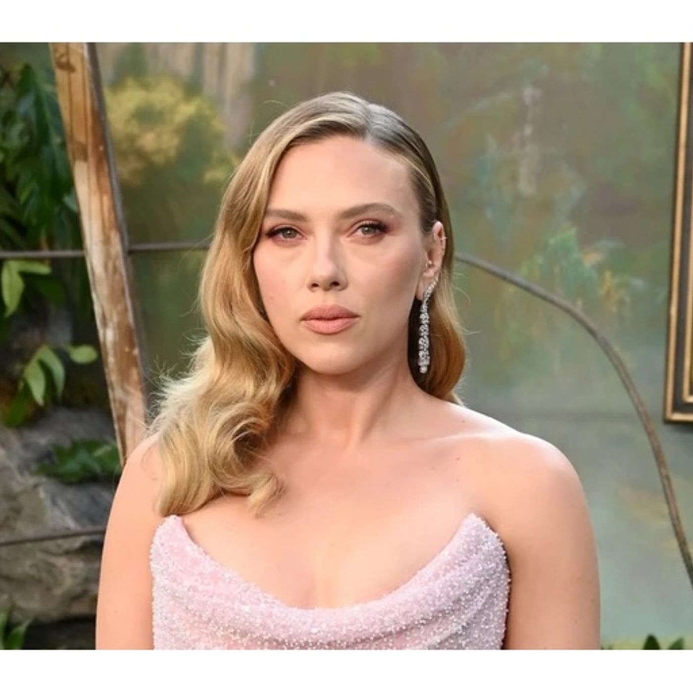 Scarlett Johansson used to hide her acne on movie sets episode artwork