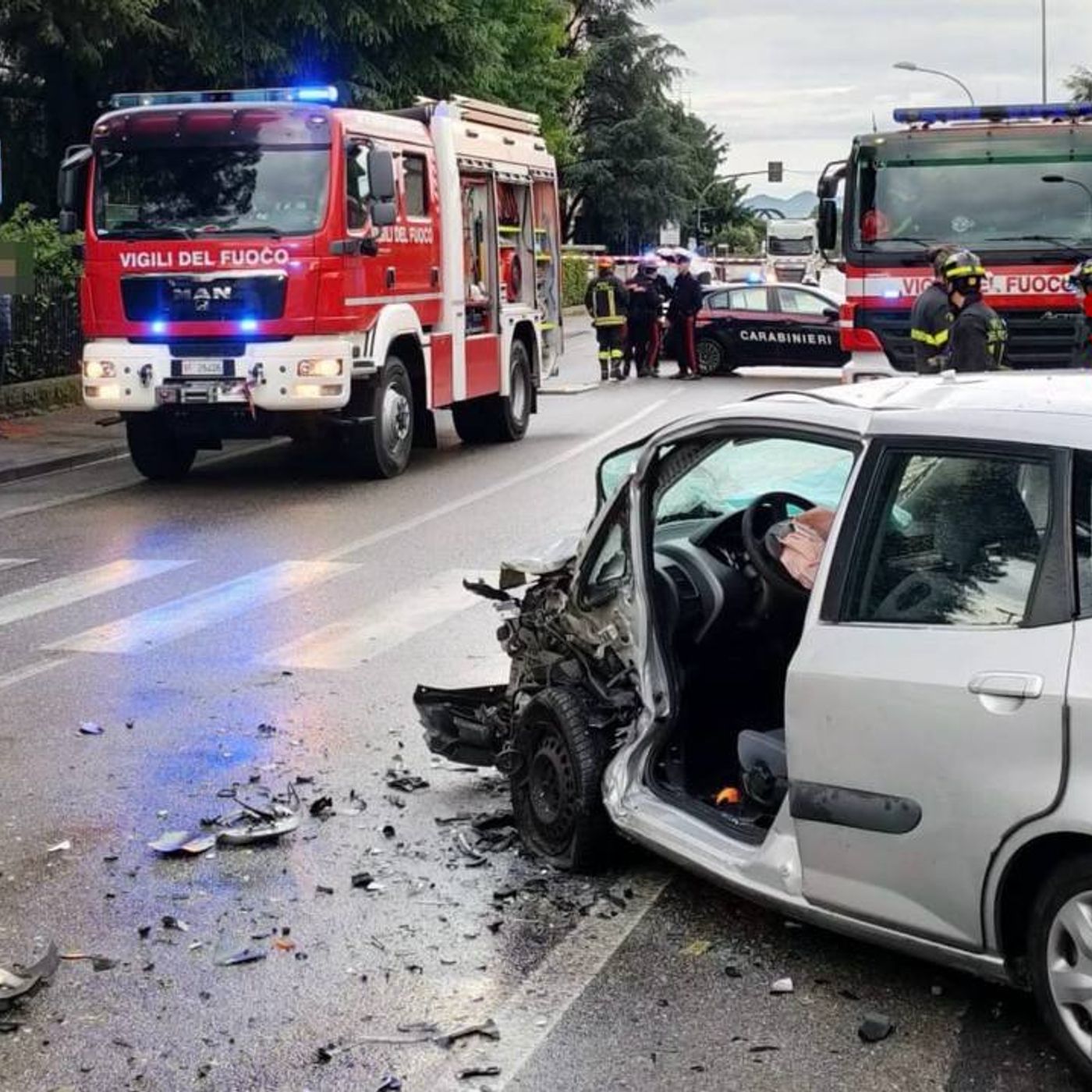 Incidente alla rotatoria, ferito incastrato tra le lamiere episode artwork