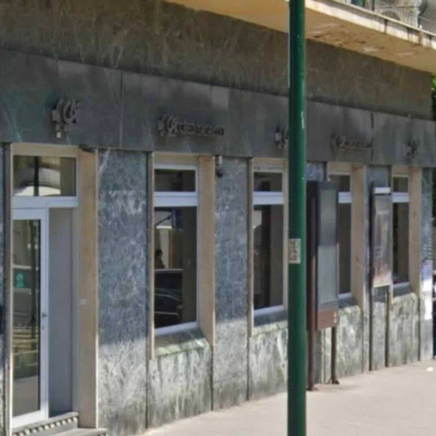 Napoli, assalto alla banca in Piazza Medaglie d’Oro: rapinatori barricati con ostaggi episode artwork
