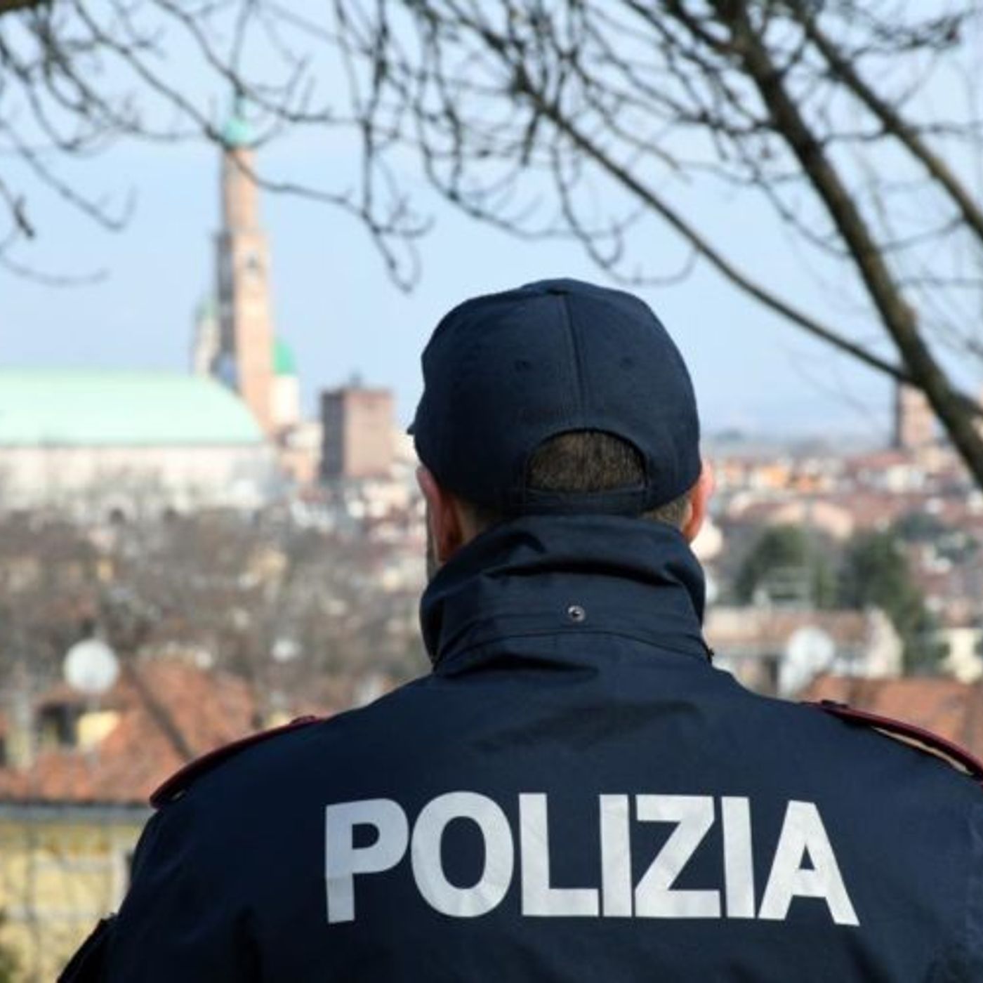 Si finge carabiniere e rapina un’anziana: 30enne arrestato dalla Polizia episode artwork