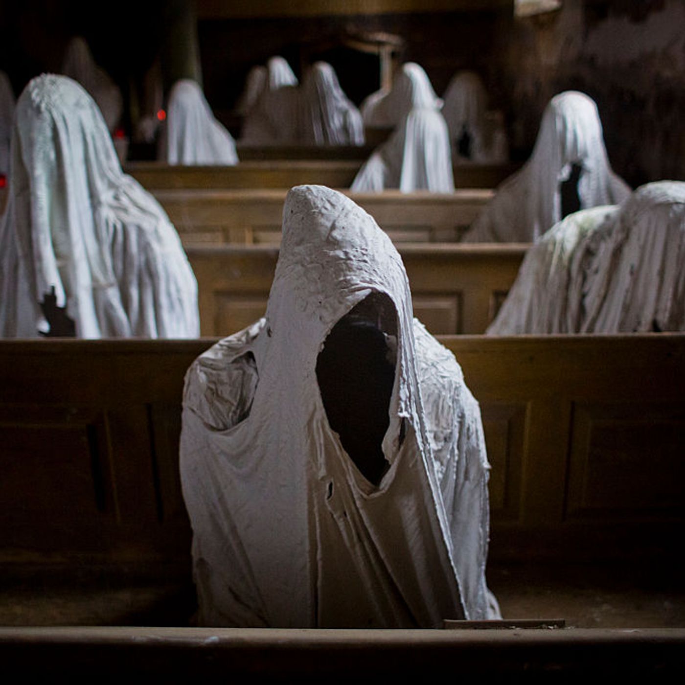 I fantasmi di gesso che popolano la chiesa abbandonata di Lukova episode artwork