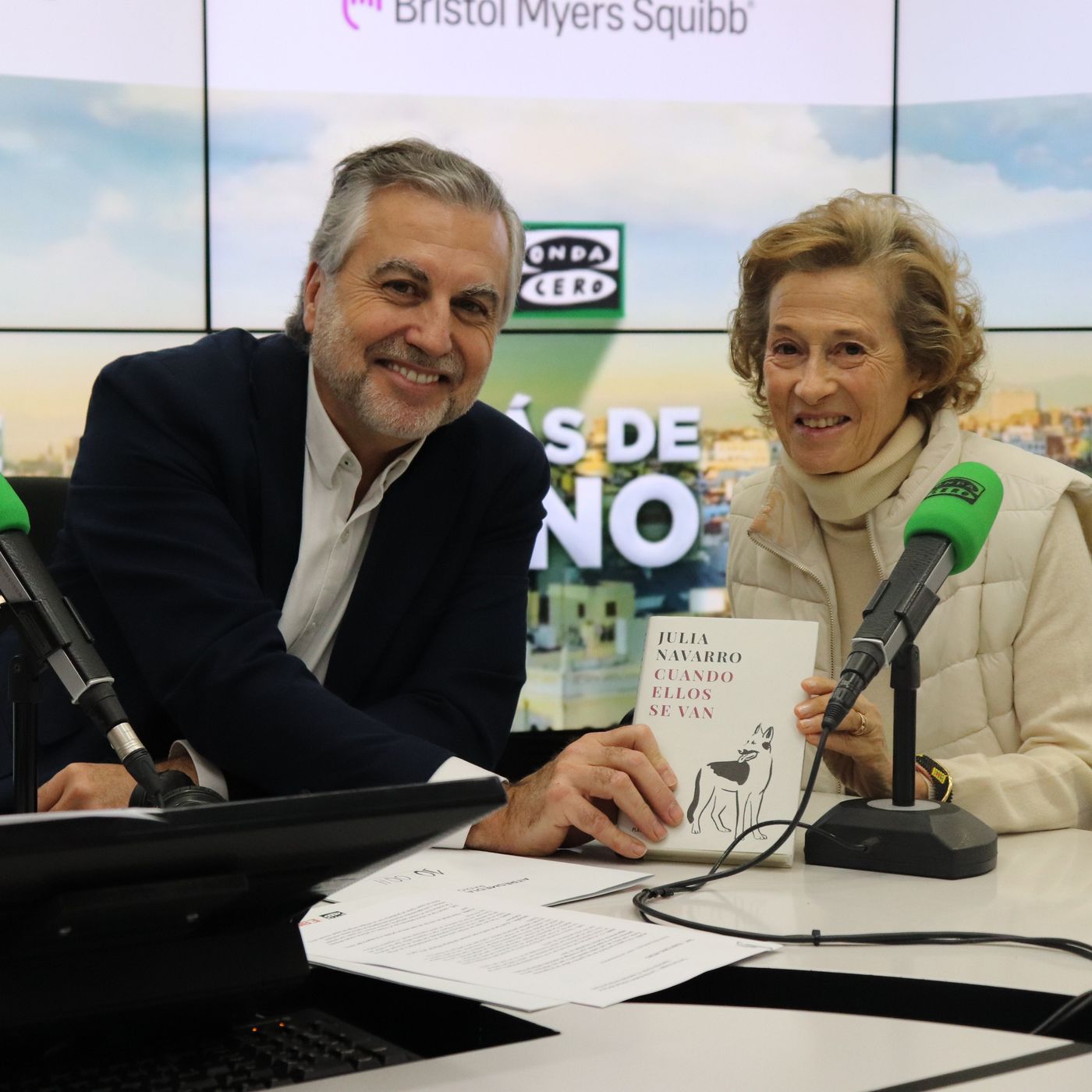 Julia Navarro habla en su nuevo libro, 'Cuando ellos se van', del trance de despedir a tu mascota