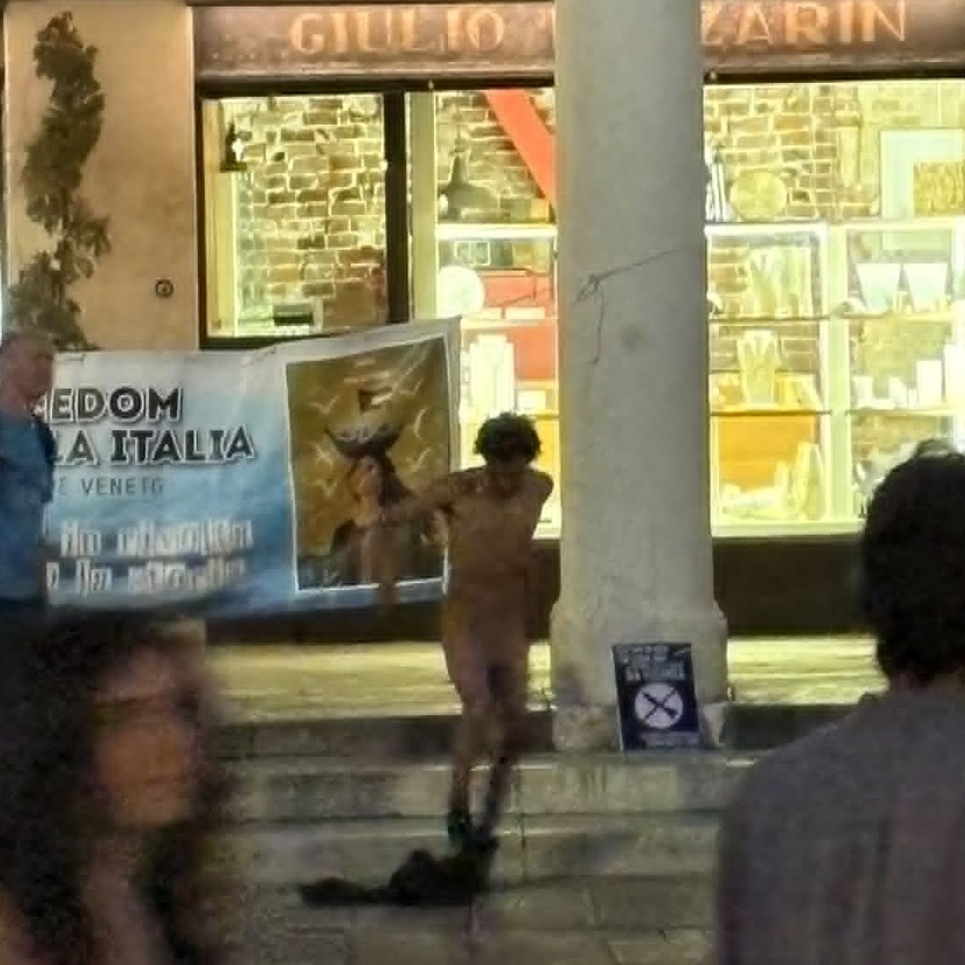 Nudo in Piazza dei Signori, interviene la Polizia. Gennaro: “Sindaco dove sei?” episode artwork