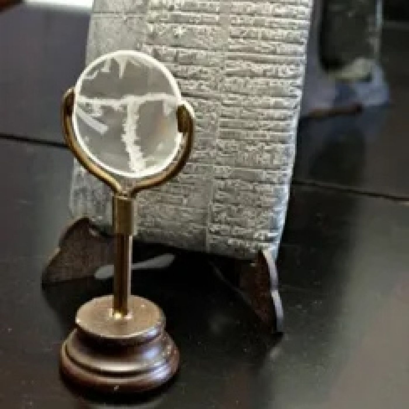 Voces del Misterio EXPRESS: Las misteriosas lentes de aumento de la Antigüedad episode artwork