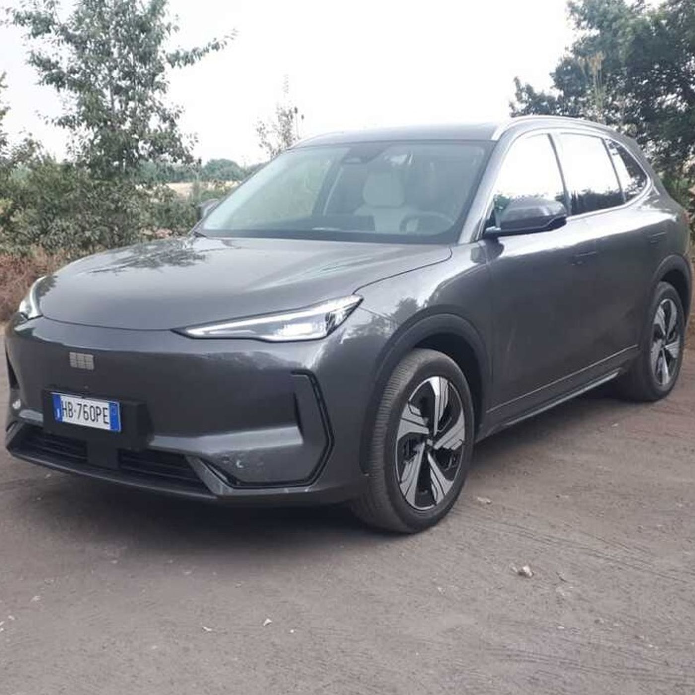 Geely EX5, la prova del SUV elettrico cinese: come va su strada, autonomia e prezzo episode artwork