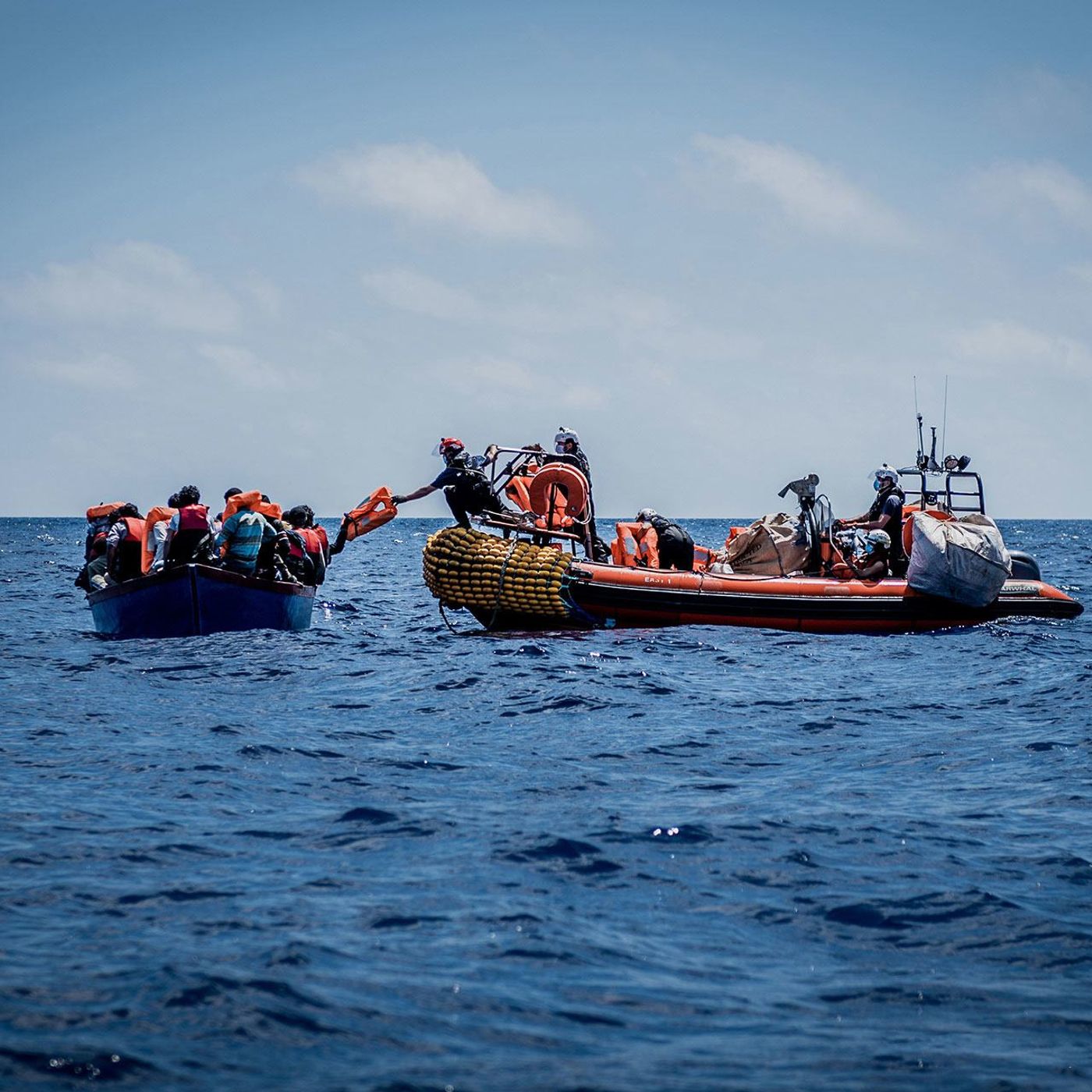 Agências internacionais atualizam regras de salvamento de migrantes no mar episode artwork