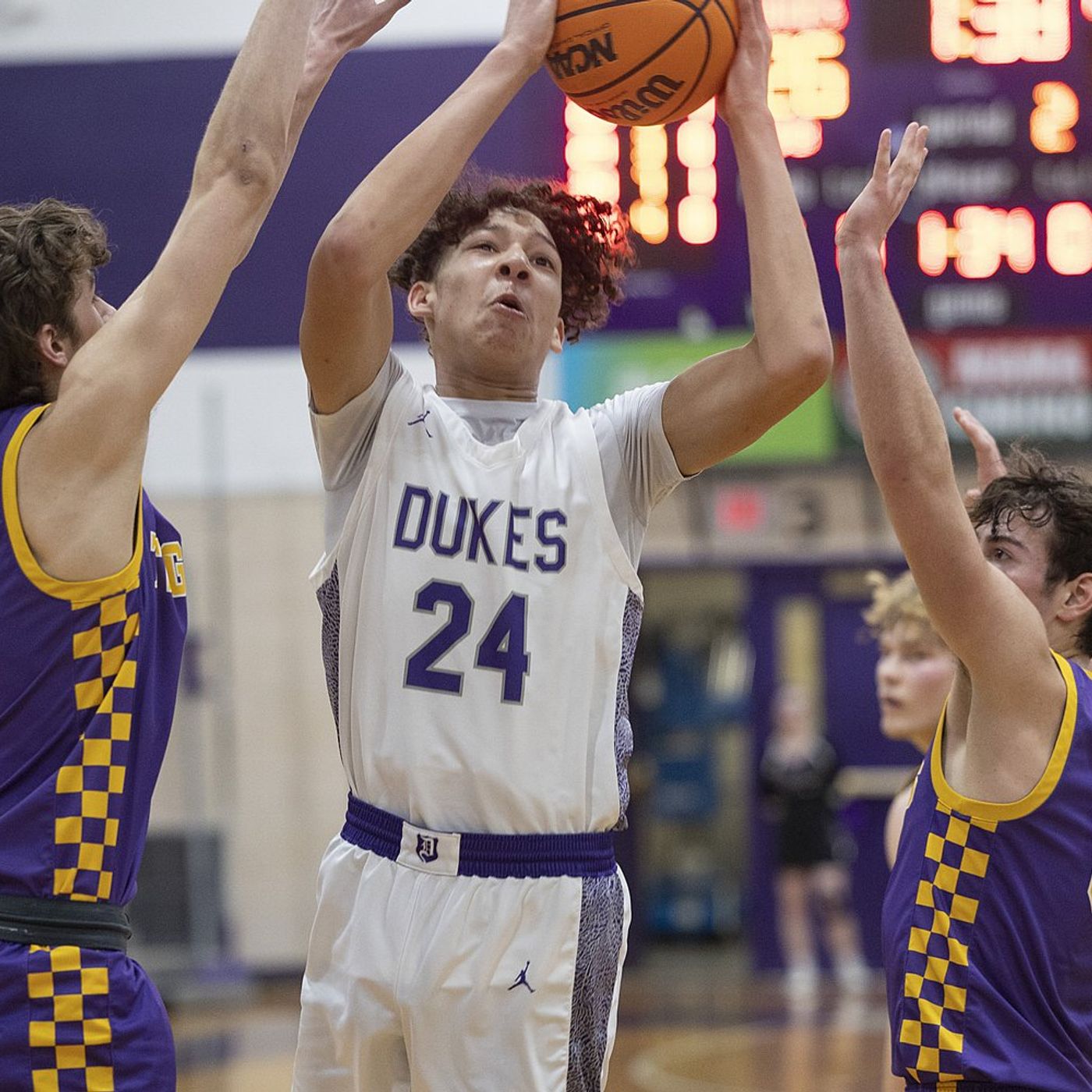 Sherrard surges late to top Dixon in back-and-forth affair episode artwork