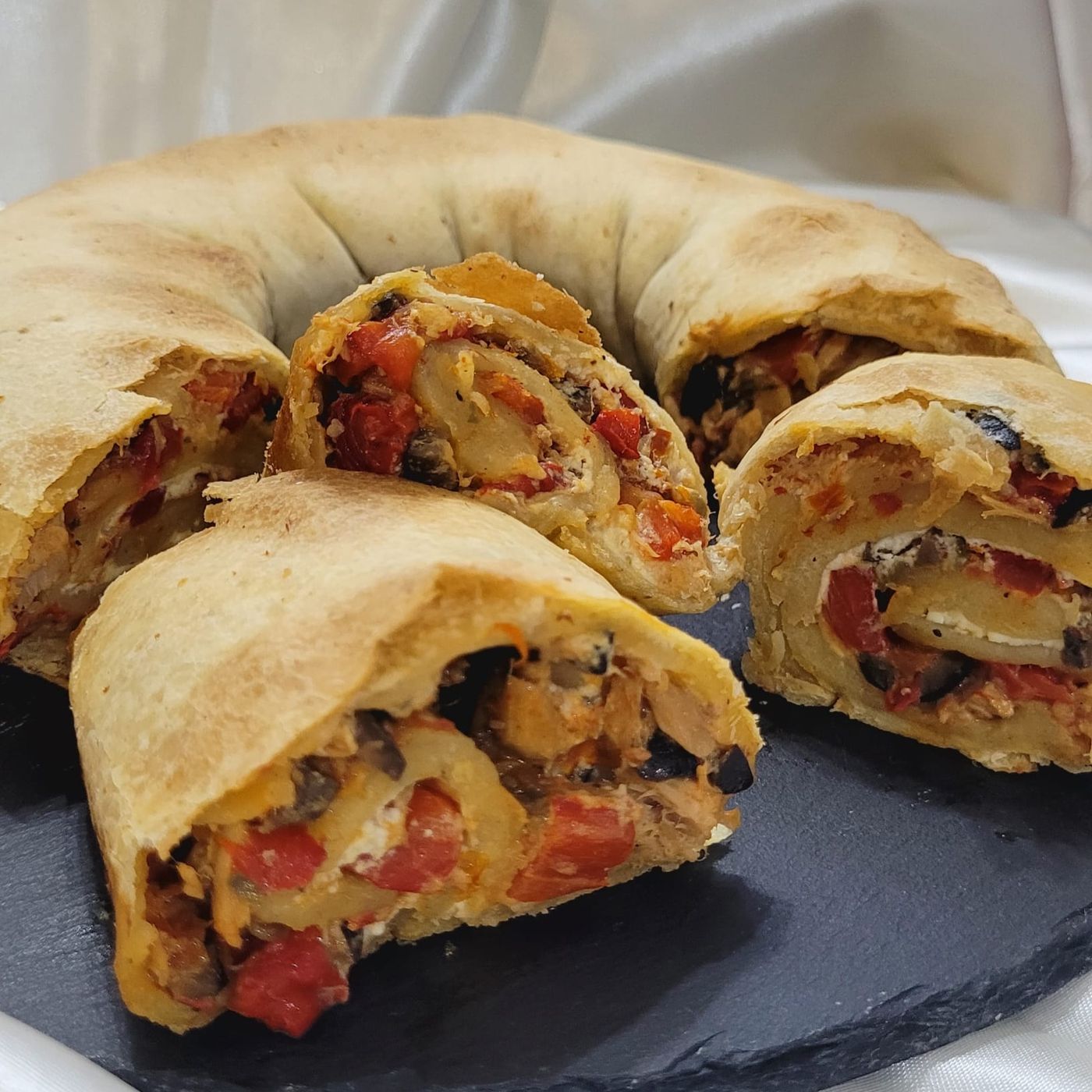 Ciambella arrotolata con tonno e peperoni in Friggitrice ad Ari episode artwork