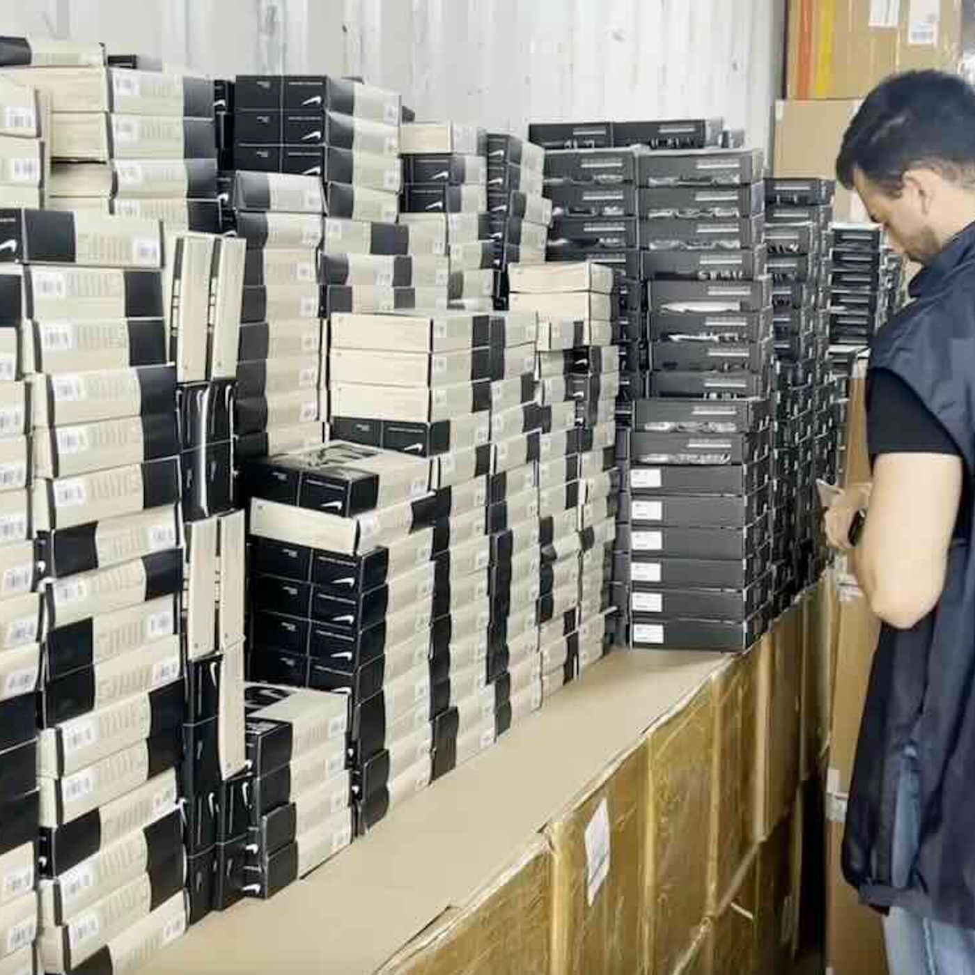 Ponticelli, scoperto il deposito del falso: giro d'affari da 7 milioni di euro episode artwork