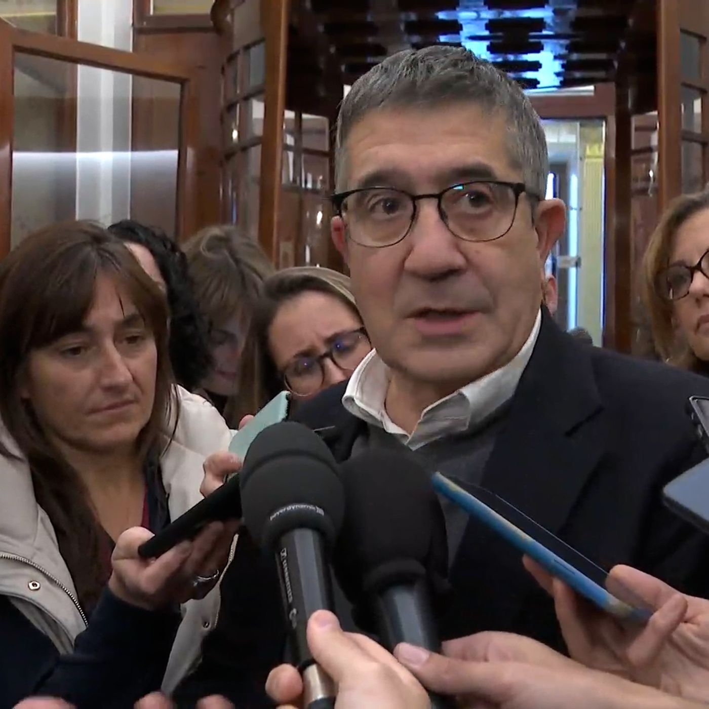 La República de los Tonnntos: El "obsceno comportamiento de Patxi López", y su "tuteo infame" con la prensa