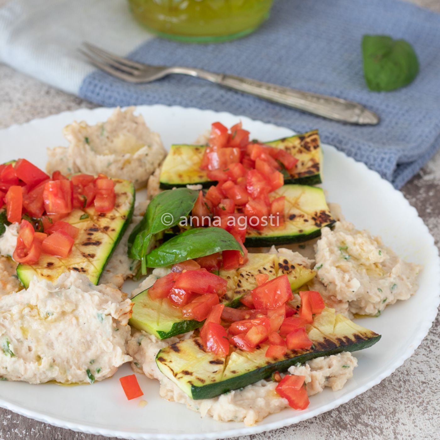 Zucchine grigliate con Hummus e pomodorini concassè