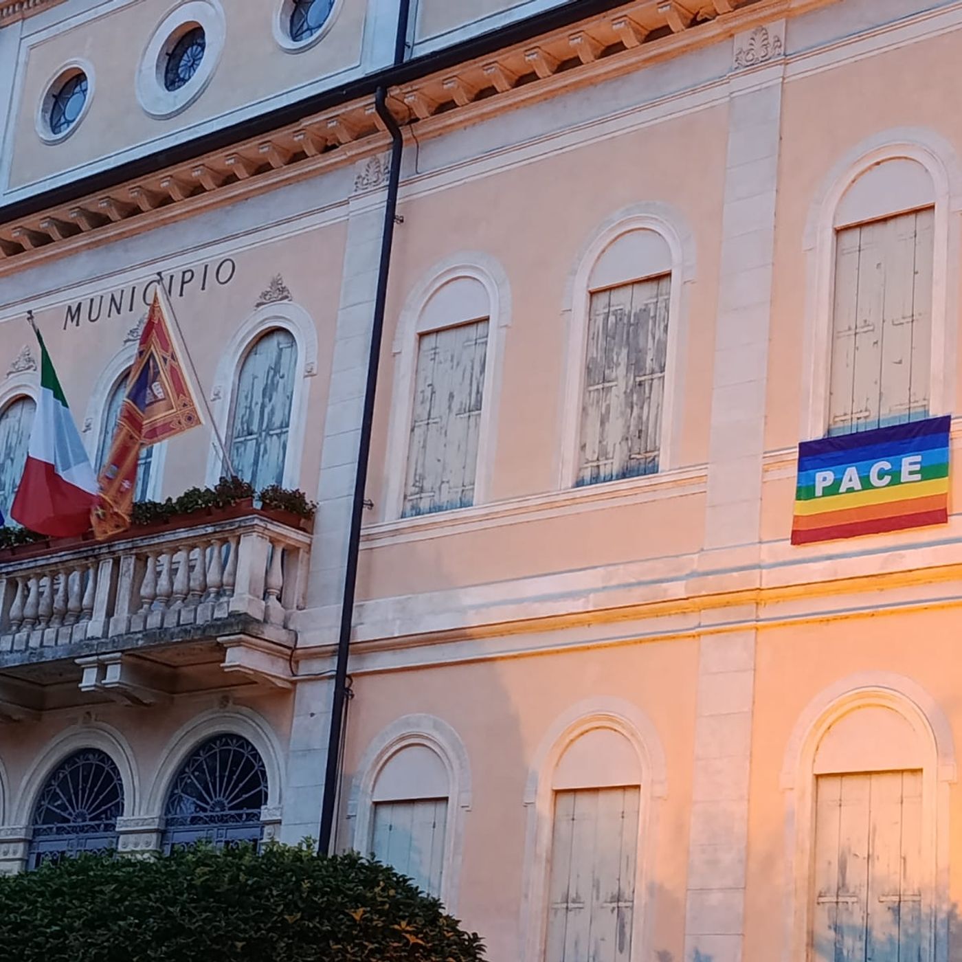 No ai simboli di parte: “Siamo contro ogni guerra”. In municipio la bandiera della pace episode artwork