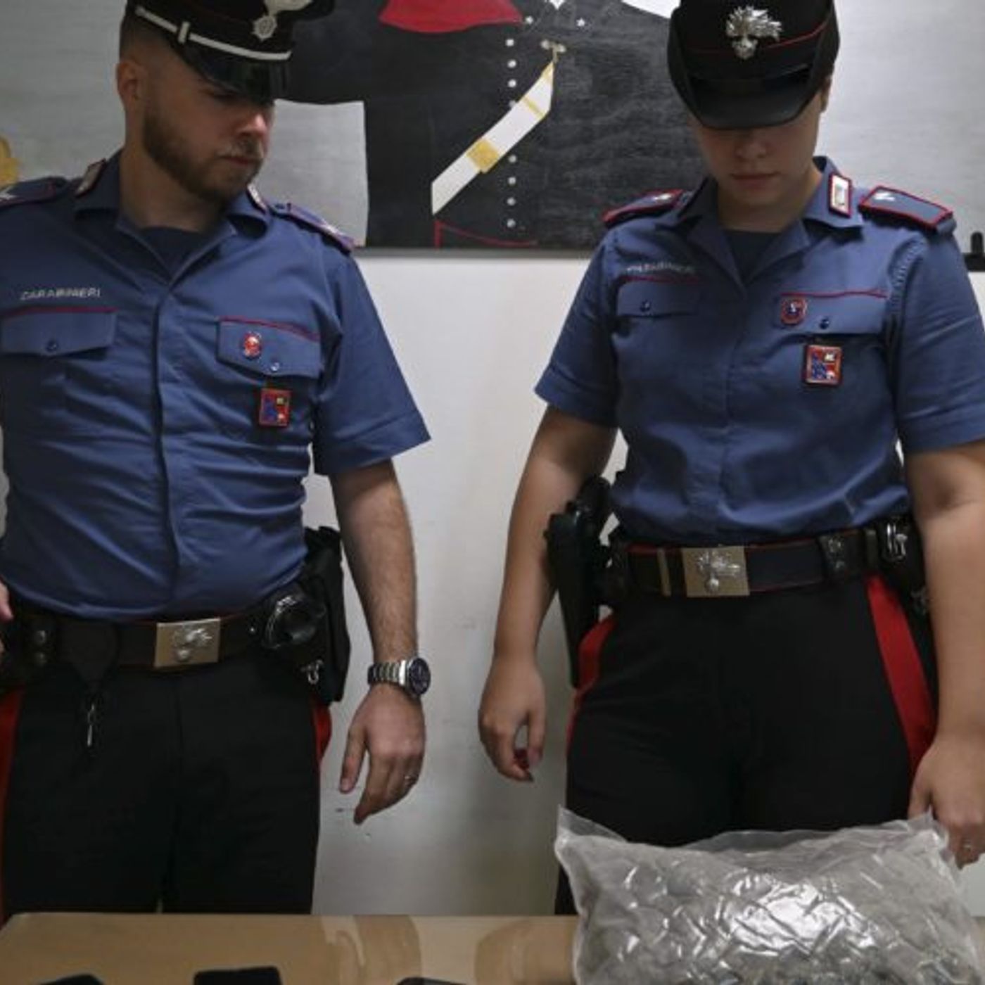 Sorpreso con mezzo chilo di marijuana, tenta la fuga spintonando i Carabinieri episode artwork