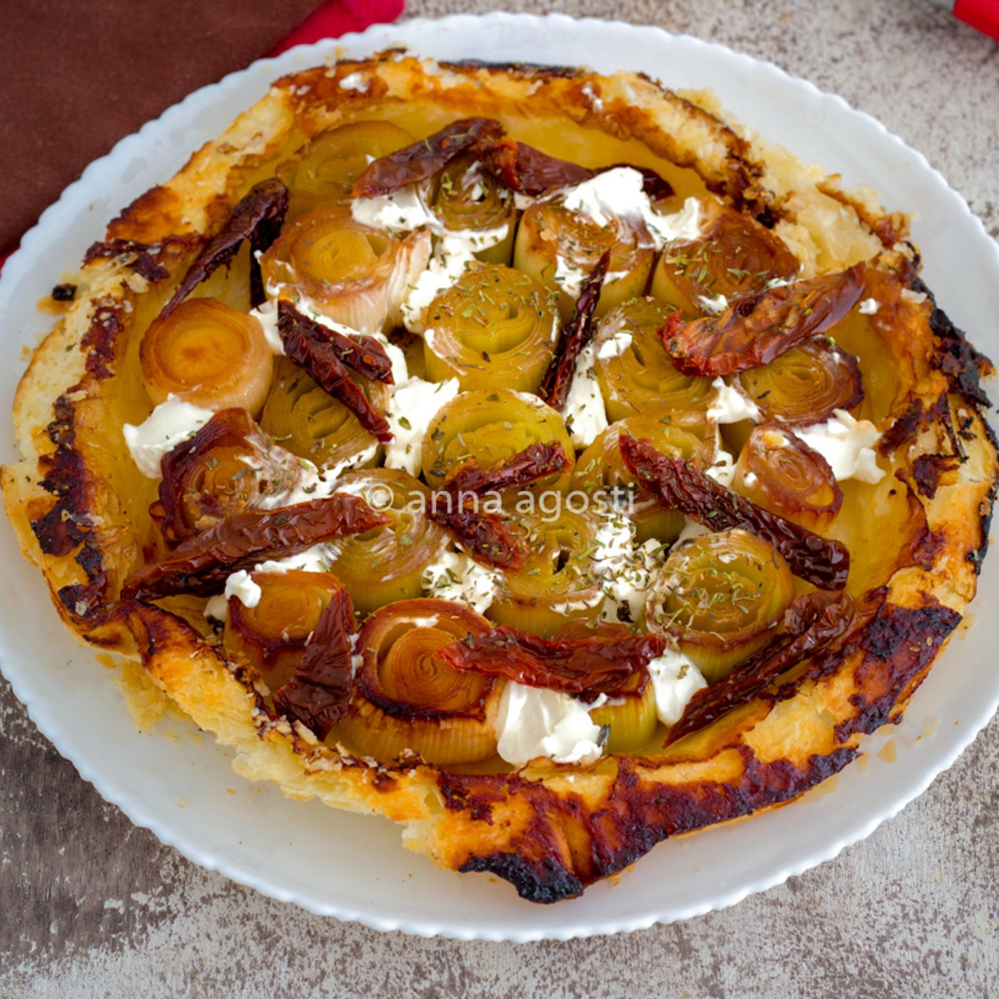 Tarte tatin ai porri con ricotta e pomodori secchi
