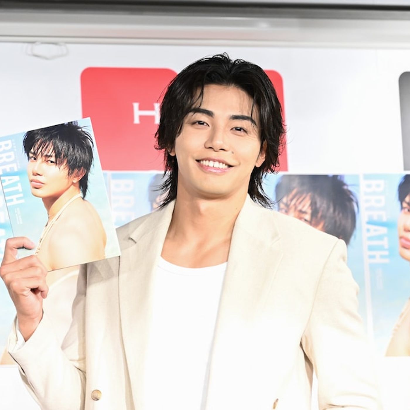 THE RAMPAGE武知海青、1st写真集はメンバー全員に手書きメッセージ入りで渡したい（会見レポート） - 音楽ナタリー episode artwork