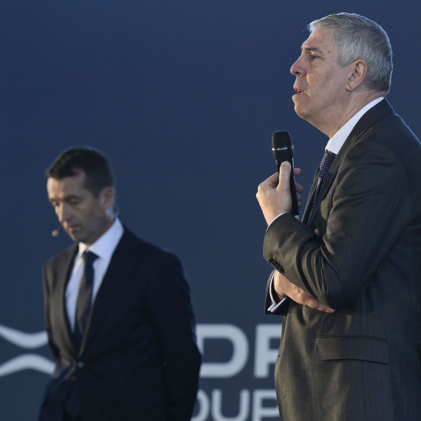 Prensa económica: El Gobierno llama a capítulo a Escribano: "Será un ultimátum que no podrá rechazar"