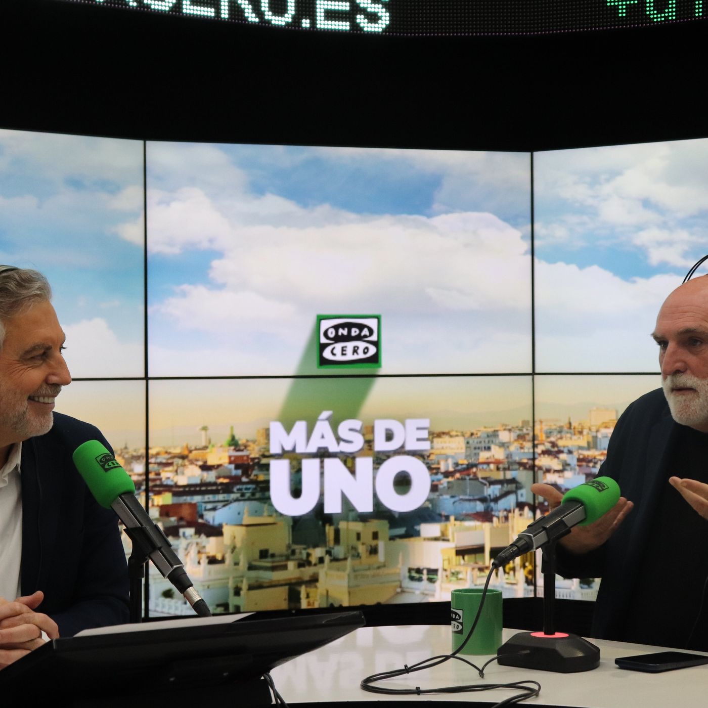 El chef José Andrés presenta su nuevo libro, 'Cambia la receta': "El regalo más bonito que le podemos hacer a alguien es cocinarles"