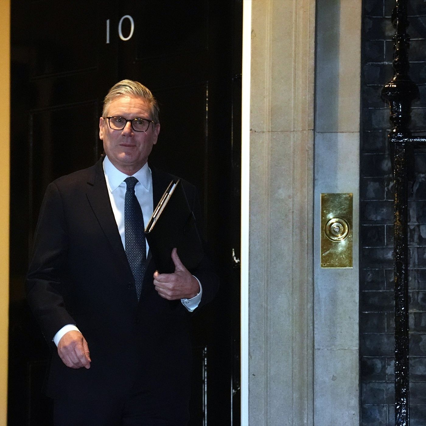 El caso Epstein deja a Starmer al borde del abismo: por qué piden que dimita como primer ministro episode artwork