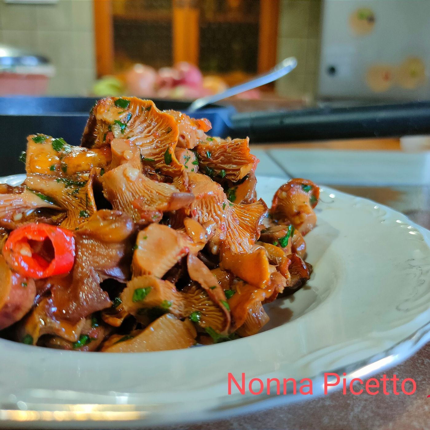 Funghi galletti detti anche finferli o gallinacci trifolati in padella episode artwork
