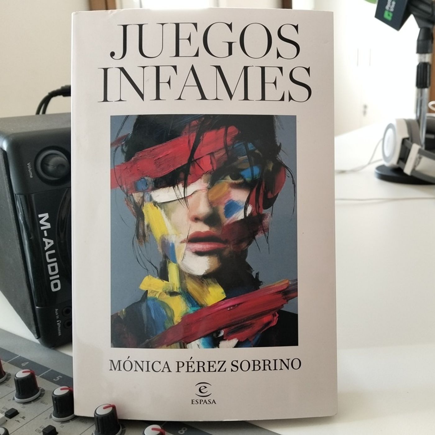 Mónica Pérez Sobrino con 'Juegos infames' episode artwork