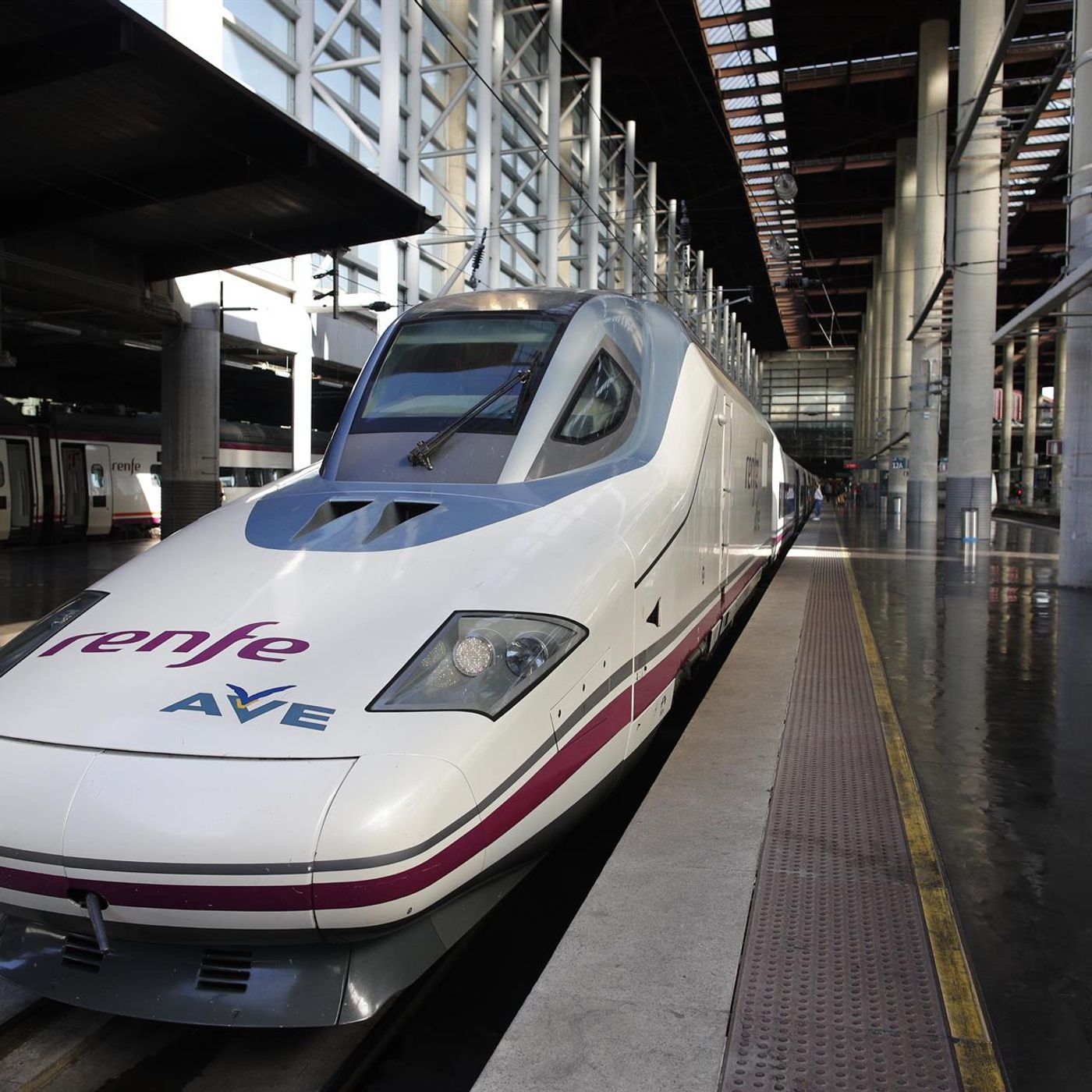 Las Noticias de La Mañana: Otra avería en el AVE deja a los pasajeros indignados mientras Oscar Puente guarda silencio