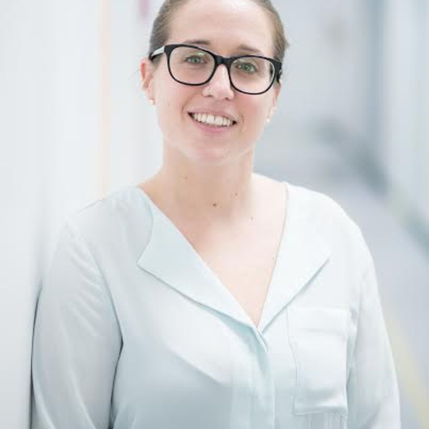 Tali Mandelzweig with digital communication tips episode artwork