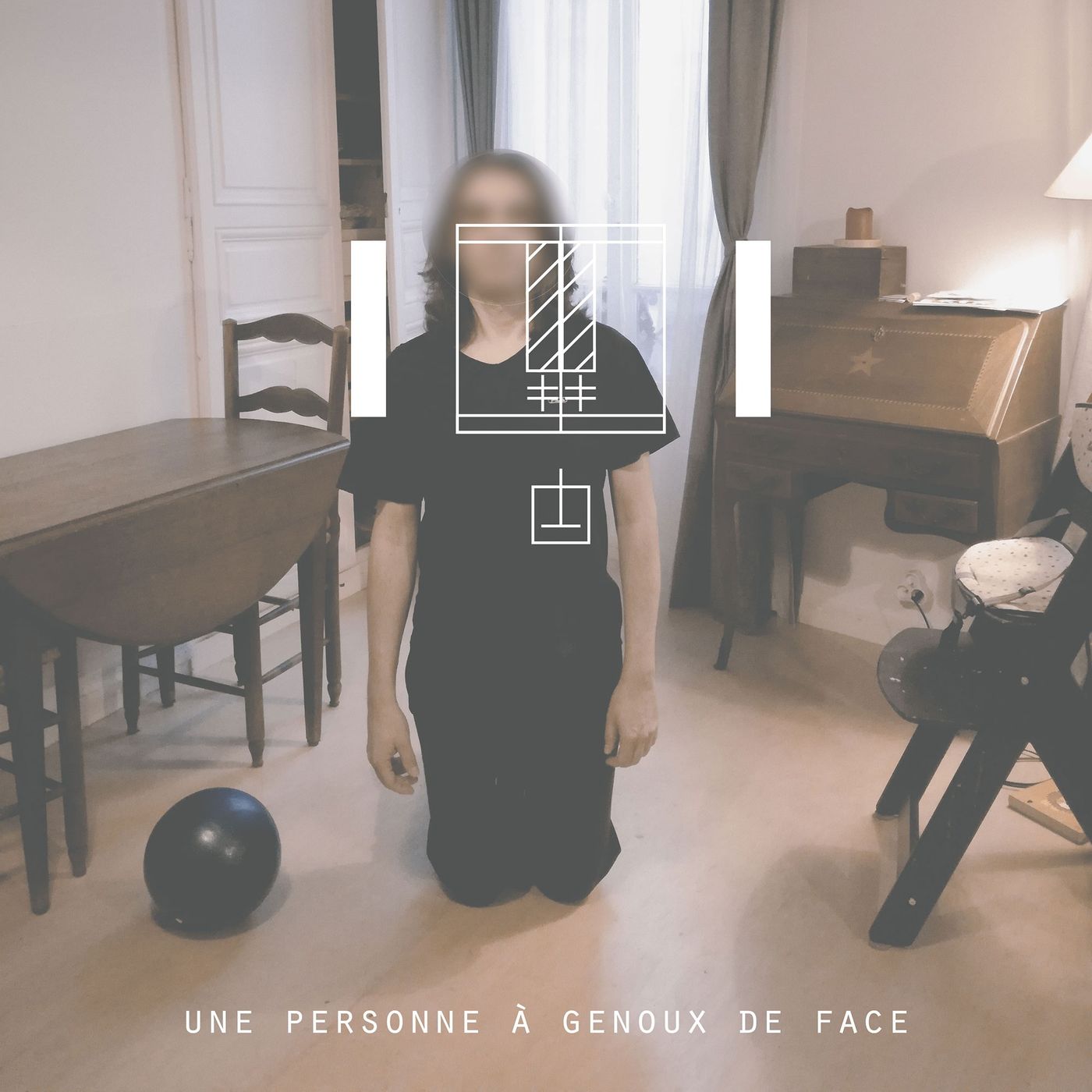 Une personne à genoux de face