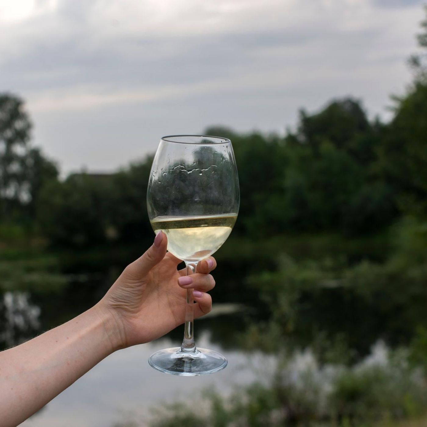 "Przecież wszyscy piją". Dlaczego alkohol stał się naszą codziennością? episode artwork