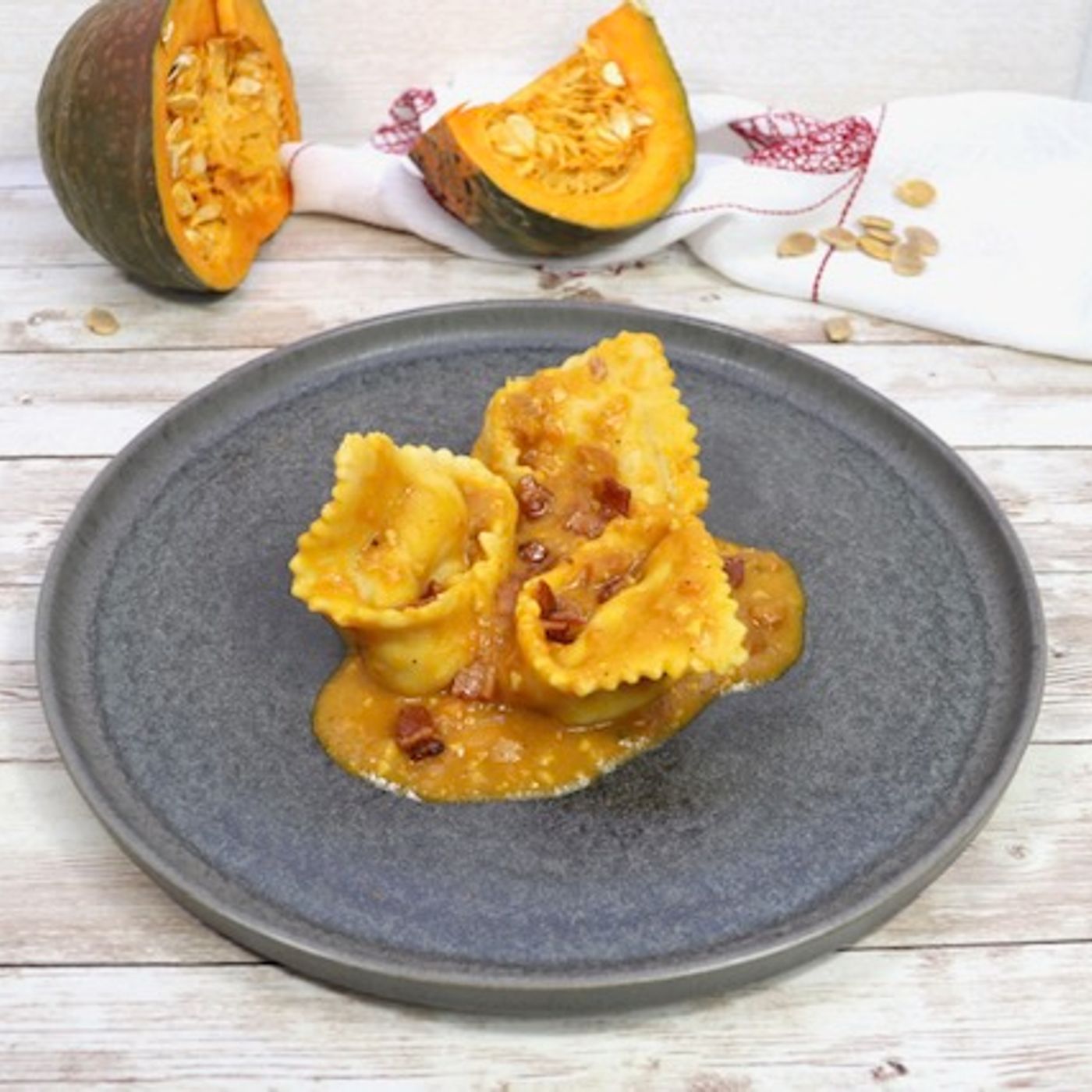 Ravioli con crema di zucca mandorle e pancetta episode artwork