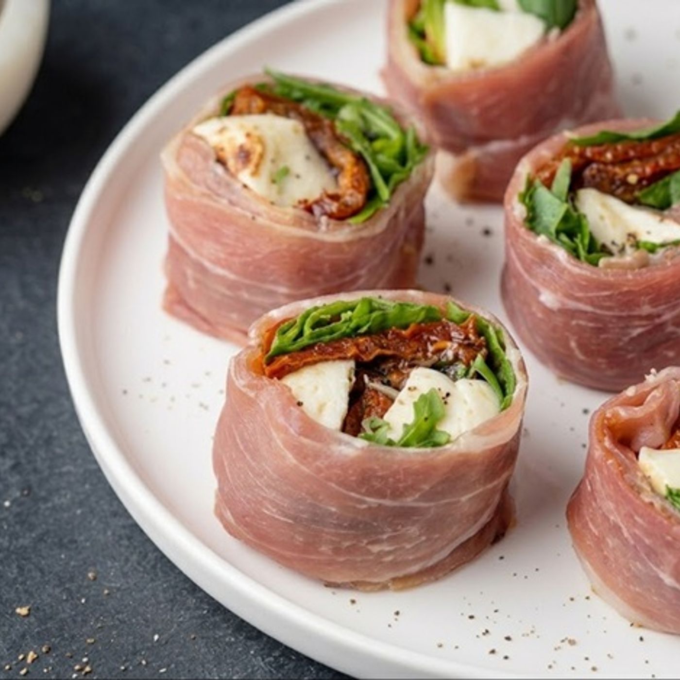 Rotolo di Prosciutto Crudo Farcito: l'Antipasto Freddo senza Cottura episode artwork