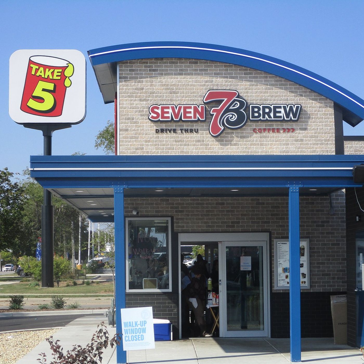 ‘Going to be crazy for this coffee’: 7 Brew continues resurgence of former mall area in St. Charles