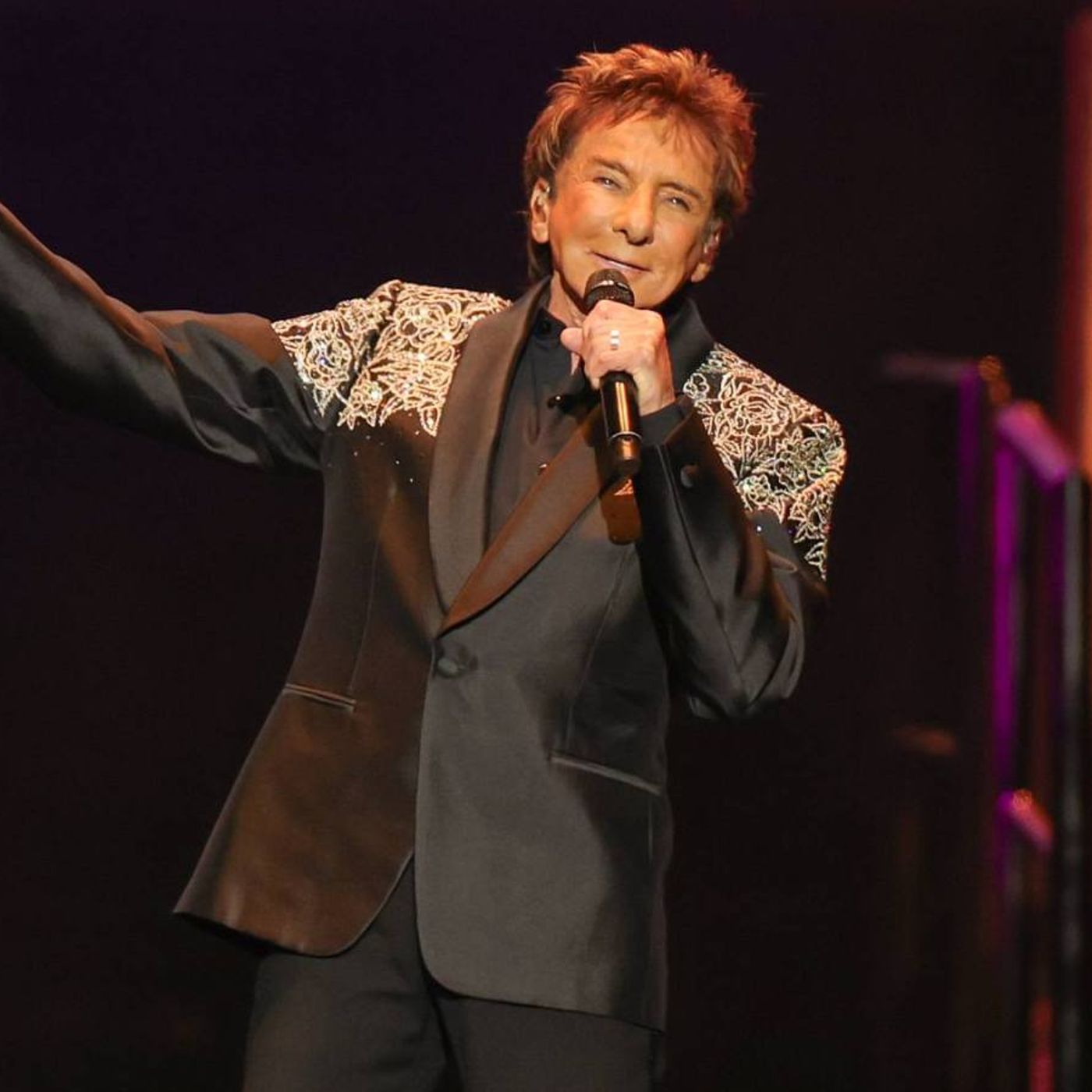 Barry Manilow Postpones Lexington Concert Right Before Showtime episode artwork