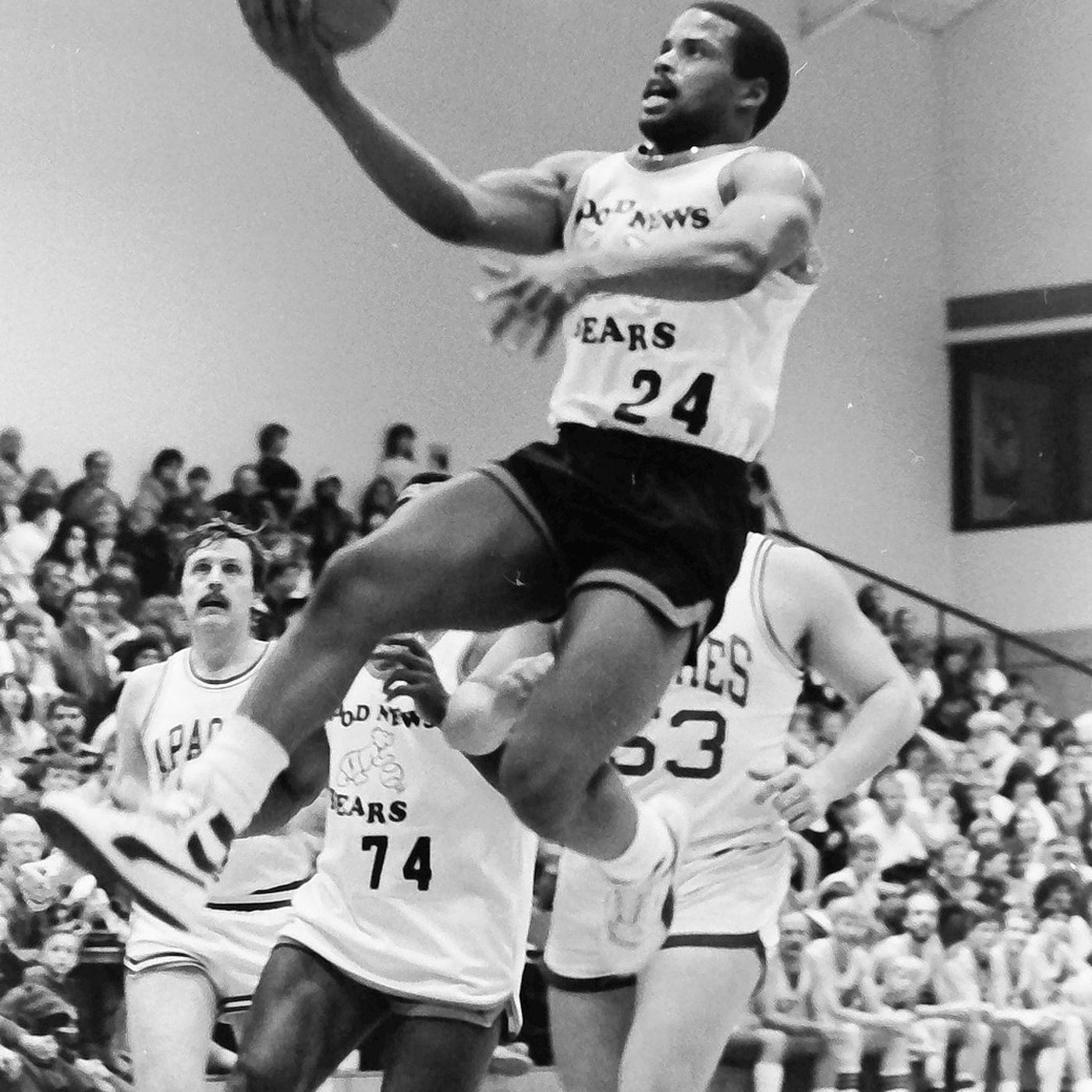 Chicago Bears bring charity basketball to Illinois Valley in 1986